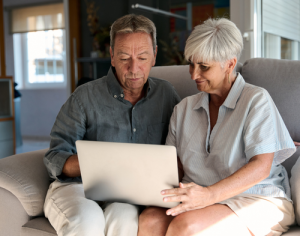 A couple complete the follicular lymphoma global patient survey on a computer